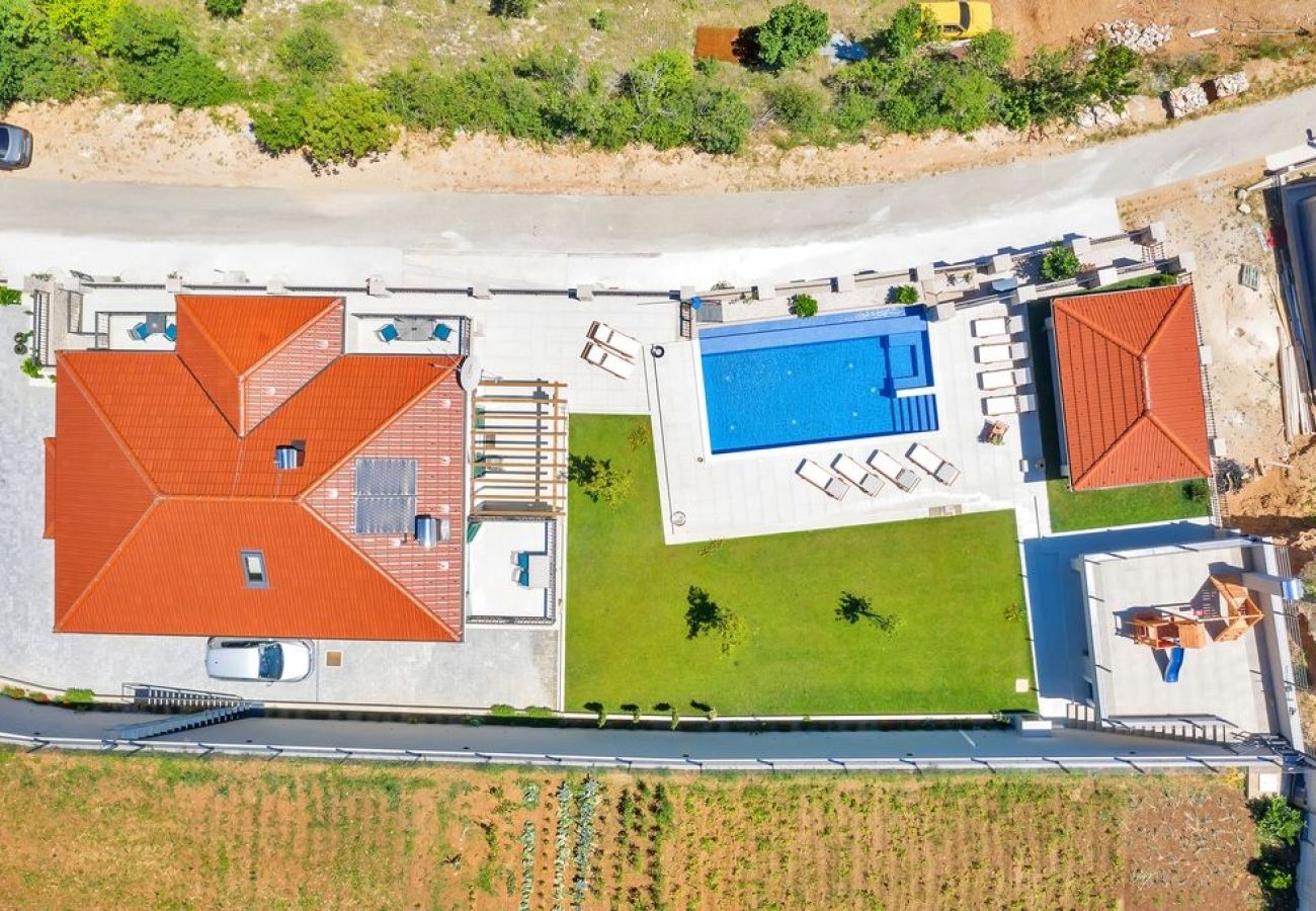 Maison à Imotski - Ferienhaus in Imotski mit Terrasse, Klimaanlage, W-LAN, Waschmaschine (4978-1)