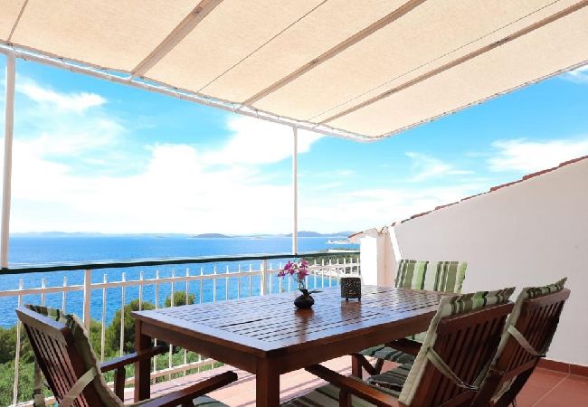 Appartement à Murter - Appartement dans Murter avec vue mer, terrasse, Climatisation, WIFI (5026-1) Appartement à Murter - Appartement dans Murter avec vue mer, terrasse, Climatisation, WIFI (5026-1)