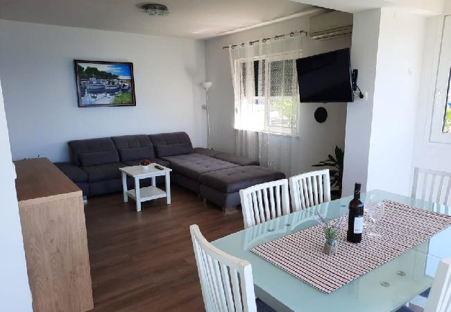 Appartement à Murter - Appartement dans Murter avec vue mer, Climatisation, WIFI (5026-4) Appartement à Murter - Appartement dans Murter avec vue mer, Climatisation, WIFI (5026-4)