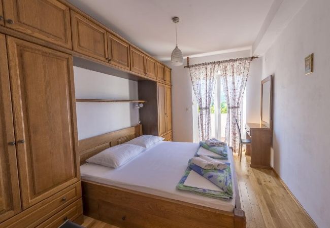 Appartement à Murter - Appartement dans Murter avec vue mer, Climatisation, WIFI (5026-4) Appartement à Murter - Appartement dans Murter avec vue mer, Climatisation, WIFI (5026-4)