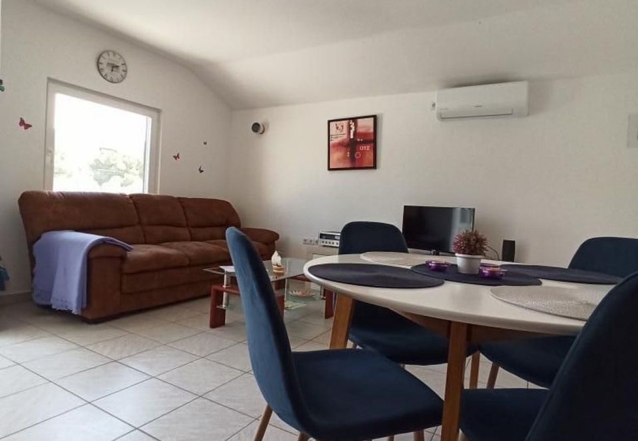 Appartement à Tribunj - Appartement dans Tribunj avec Balcon, Climatisation, WIFI, Machine à laver (5040-1)