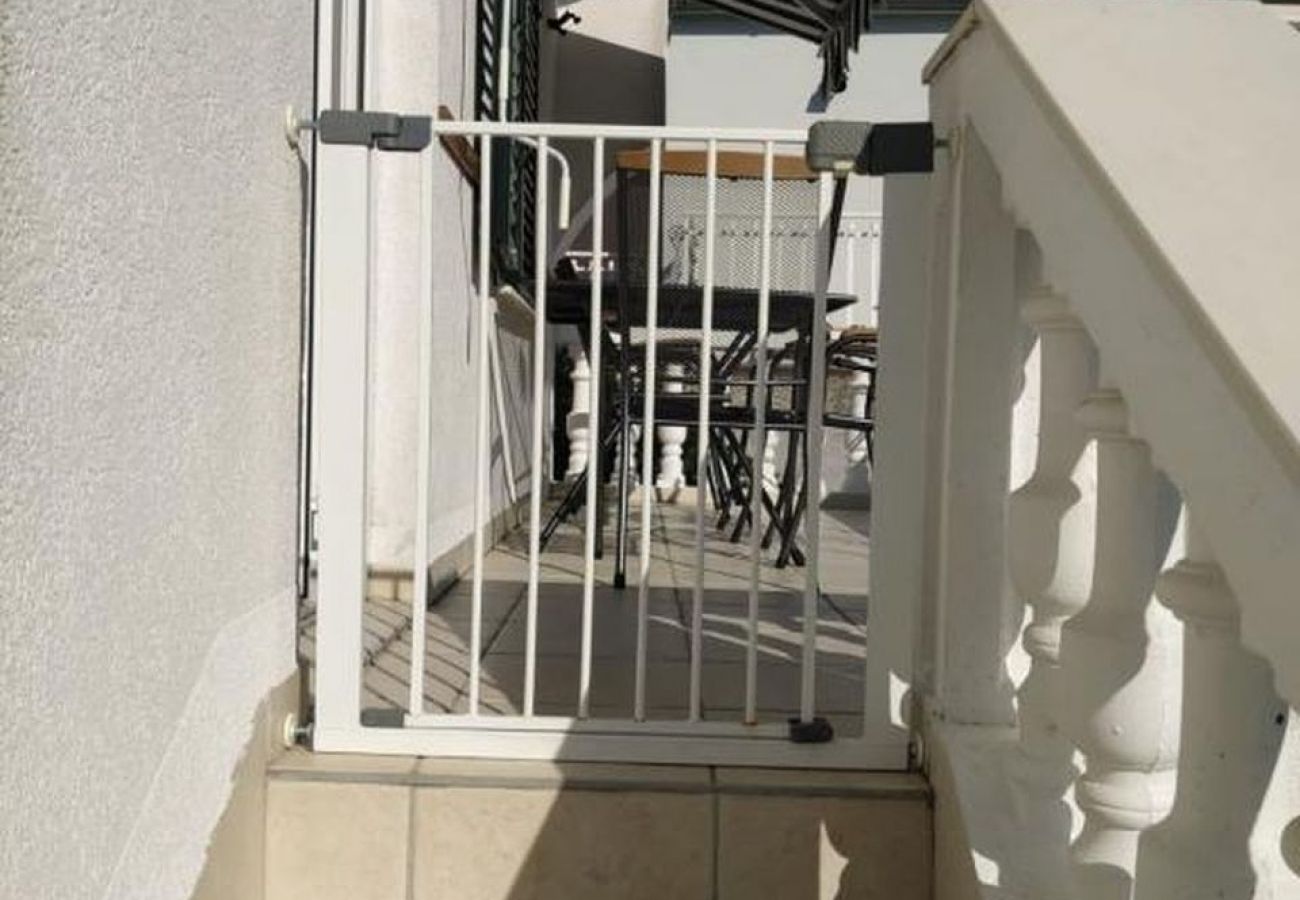 Appartement à Tribunj - Appartement dans Tribunj avec Balcon, Climatisation, WIFI, Machine à laver (5040-1)