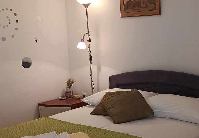 Studio à Tribunj - Appartement Studio dans Tribunj avec terrasse, Climatisation, WIFI, Machine à laver (5040-2) Studio à Tribunj - Appartement Studio dans Tribunj avec terrasse, Climatisation, WIFI, Machine à laver (5040-2)