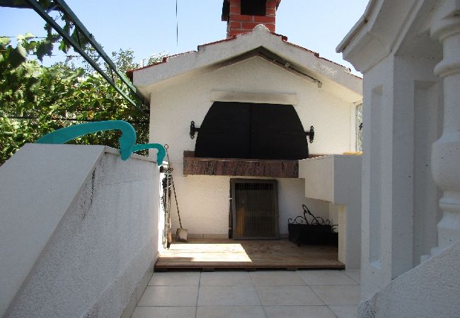 Studio à Tribunj - Appartement Studio dans Tribunj avec terrasse, Climatisation, WIFI, Machine à laver (5040-2) Studio à Tribunj - Appartement Studio dans Tribunj avec terrasse, Climatisation, WIFI, Machine à laver (5040-2)