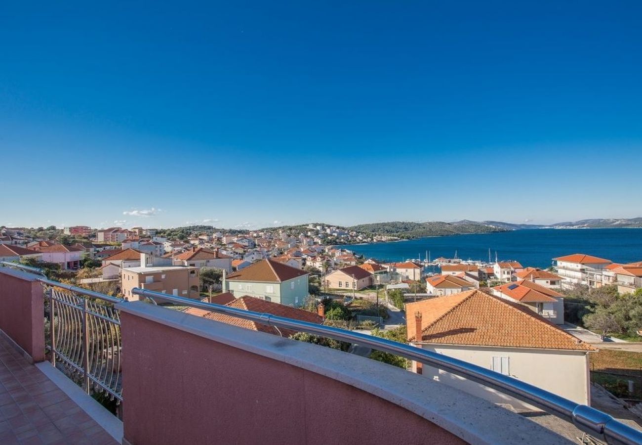 Appartement à Okrug Gornji - Appartement dans Okrug Gornji avec vue mer, Balcon, Climatisation, WIFI (5048-5)