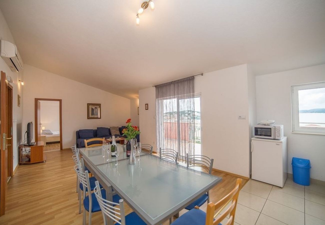 Appartement à Okrug Gornji - Appartement dans Okrug Gornji avec vue mer, Balcon, Climatisation, WIFI (5048-5)