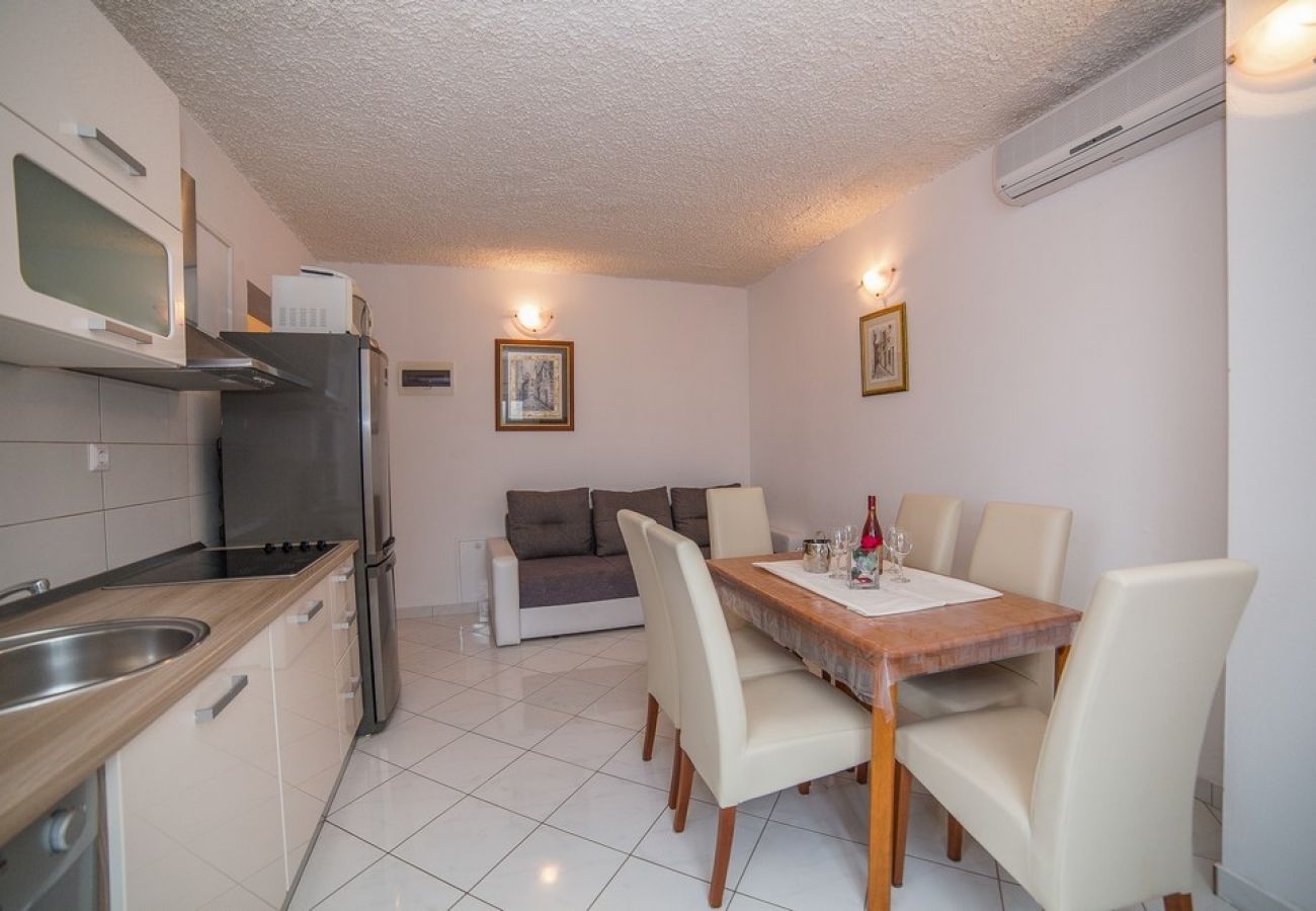 Appartement à Okrug Gornji - Appartement dans Okrug Gornji avec vue mer, Balcon, Climatisation, WIFI (5048-4)