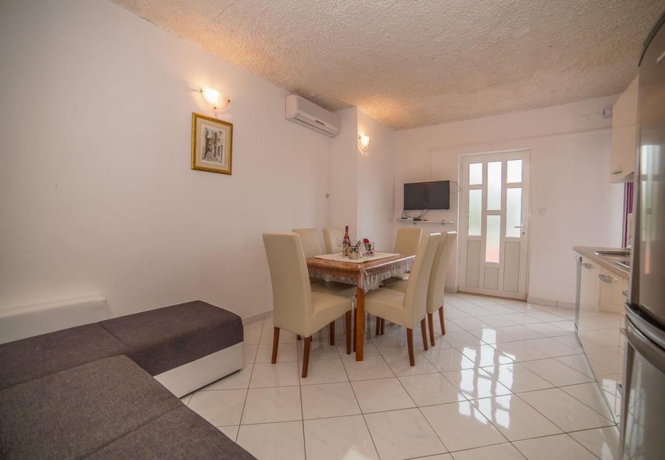 Appartement à Okrug Gornji - Appartement dans Okrug Gornji avec vue mer, Balcon, Climatisation, WIFI (5048-4)