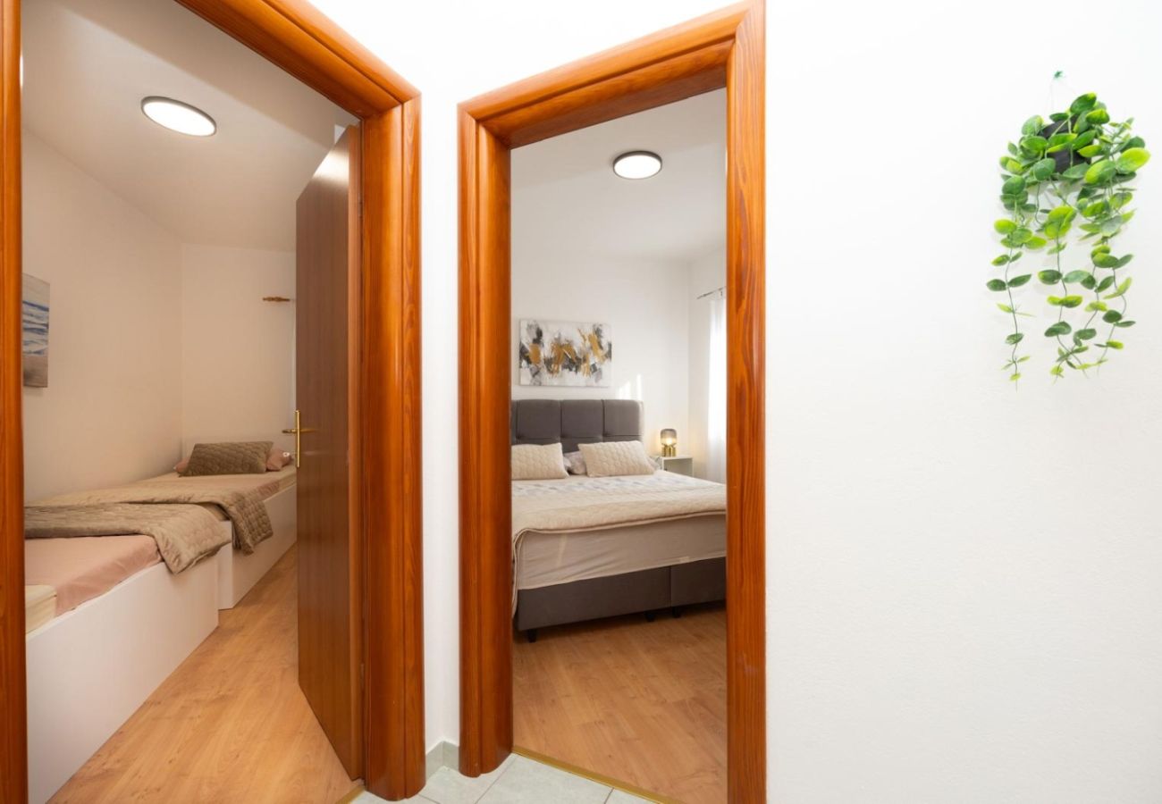 Appartement à Okrug Gornji - Appartement dans Okrug Gornji avec vue mer, terrasse, Climatisation, WIFI (5049-3)