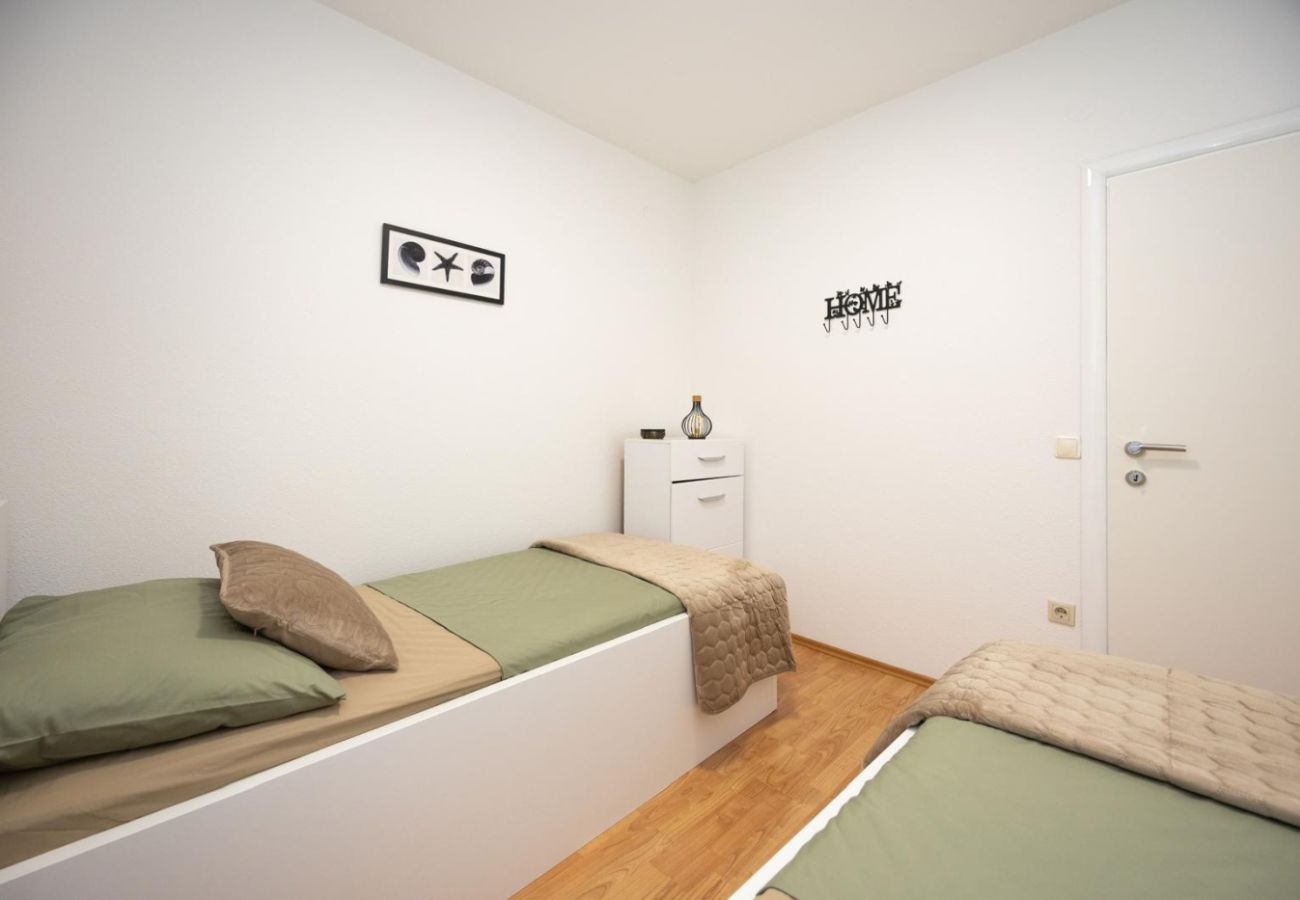 Appartement à Okrug Gornji - Appartement dans Okrug Gornji avec vue mer, Balcon, Climatisation, WIFI (5049-2)