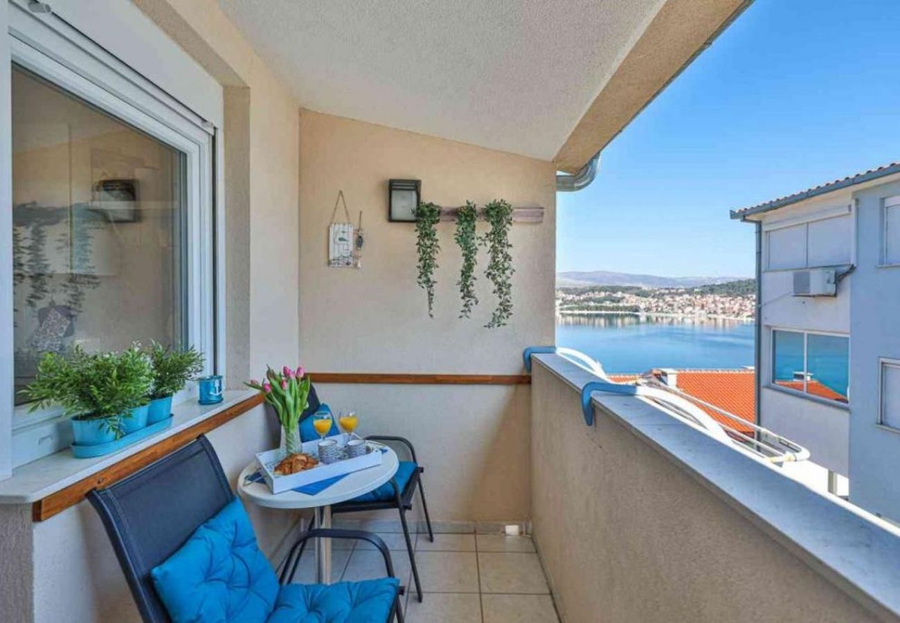 Appartement à Okrug Gornji - Appartement dans Okrug Gornji avec vue mer, Balcon, Climatisation, WIFI (5050-1)