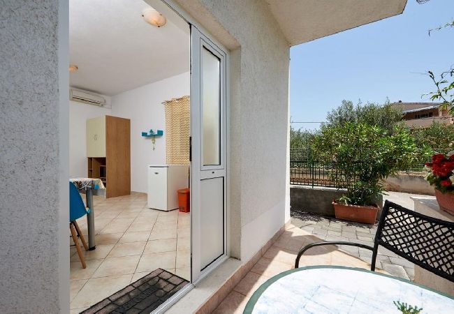 Studio à Seget Vranjica - Appartement Studio dans Seget Vranjica avec terrasse, Climatisation, WIFI, Machine à laver (5052-2) Studio à Seget Vranjica - Appartement Studio dans Seget Vranjica avec terrasse, Climatisation, WIFI, Machine à laver (5052-2)