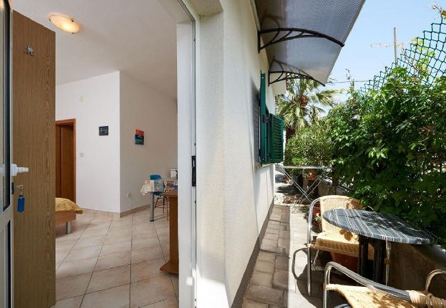 Studio à Seget Vranjica - Appartement Studio dans Seget Vranjica avec terrasse, Climatisation, WIFI, Machine à laver (5052-1) Studio à Seget Vranjica - Appartement Studio dans Seget Vranjica avec terrasse, Climatisation, WIFI, Machine à laver (5052-1)