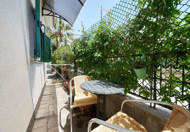 Studio à Seget Vranjica - Appartement Studio dans Seget Vranjica avec terrasse, Climatisation, WIFI, Machine à laver (5052-1) Studio à Seget Vranjica - Appartement Studio dans Seget Vranjica avec terrasse, Climatisation, WIFI, Machine à laver (5052-1)