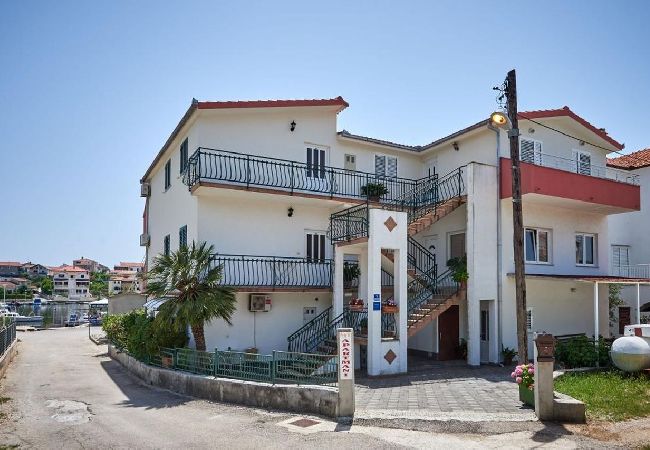 Studio à Seget Vranjica - Appartement Studio dans Seget Vranjica avec terrasse, Climatisation, WIFI, Machine à laver (5052-1) Studio à Seget Vranjica - Appartement Studio dans Seget Vranjica avec terrasse, Climatisation, WIFI, Machine à laver (5052-1)