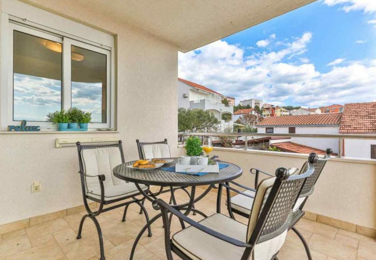 Appartement à Okrug Gornji - Appartement dans Okrug Gornji avec vue mer, terrasse, Climatisation, WIFI (5051-2)