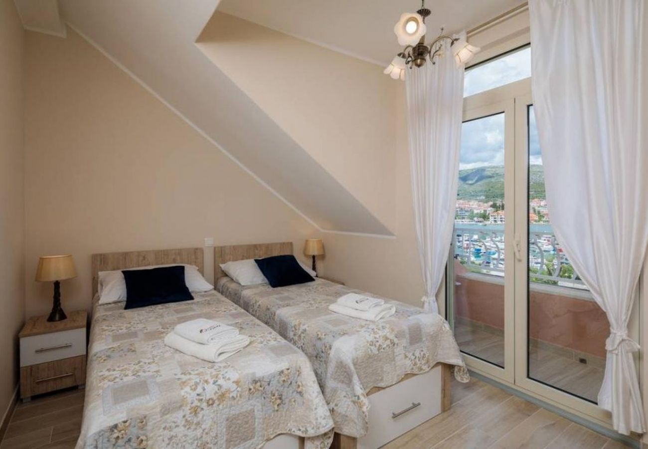 Appartement à Trogir - Appartement dans Trogir avec vue mer, Balcon, Climatisation, WIFI (5058-1)