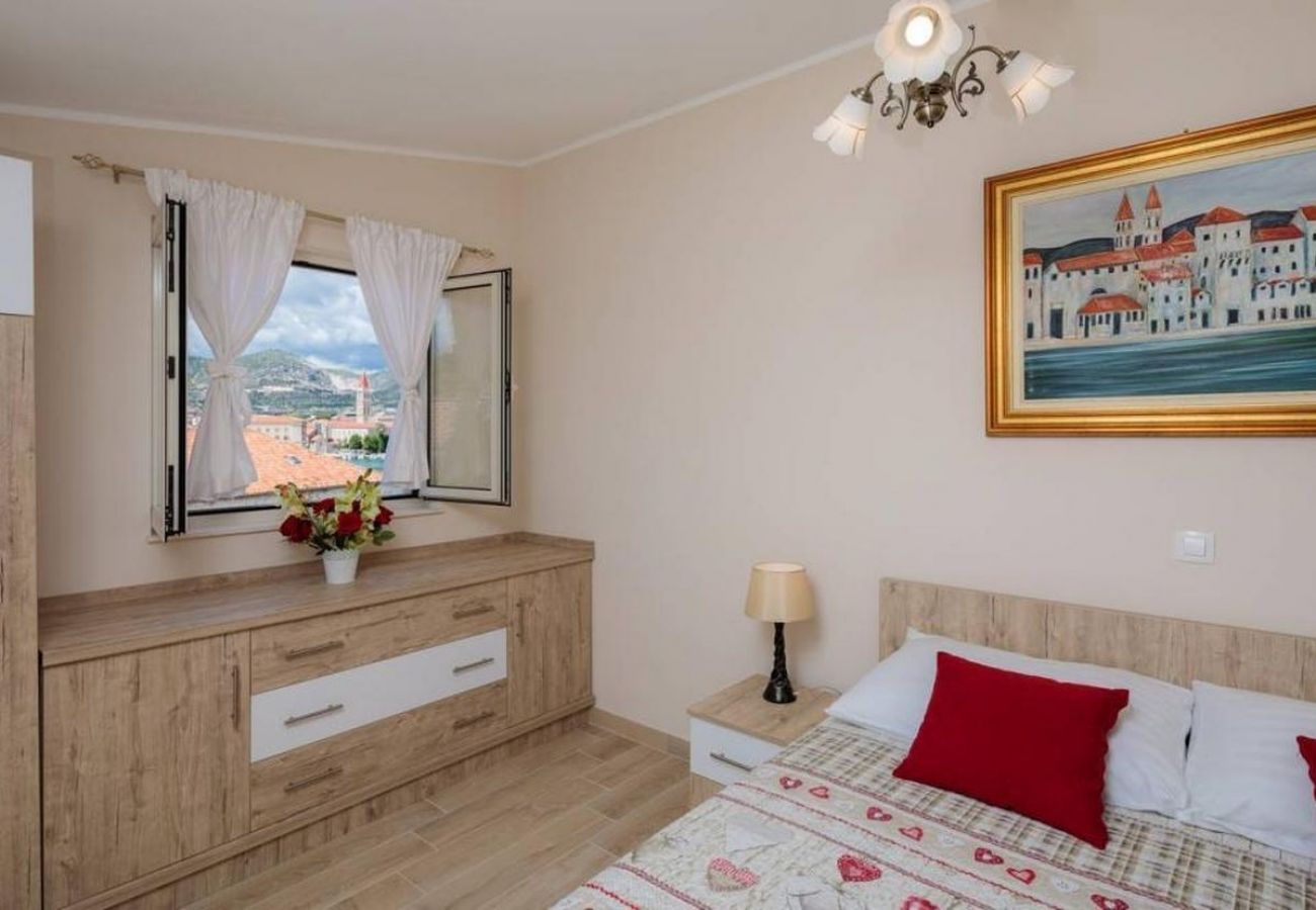 Appartement à Trogir - Appartement dans Trogir avec vue mer, Balcon, Climatisation, WIFI (5058-1)