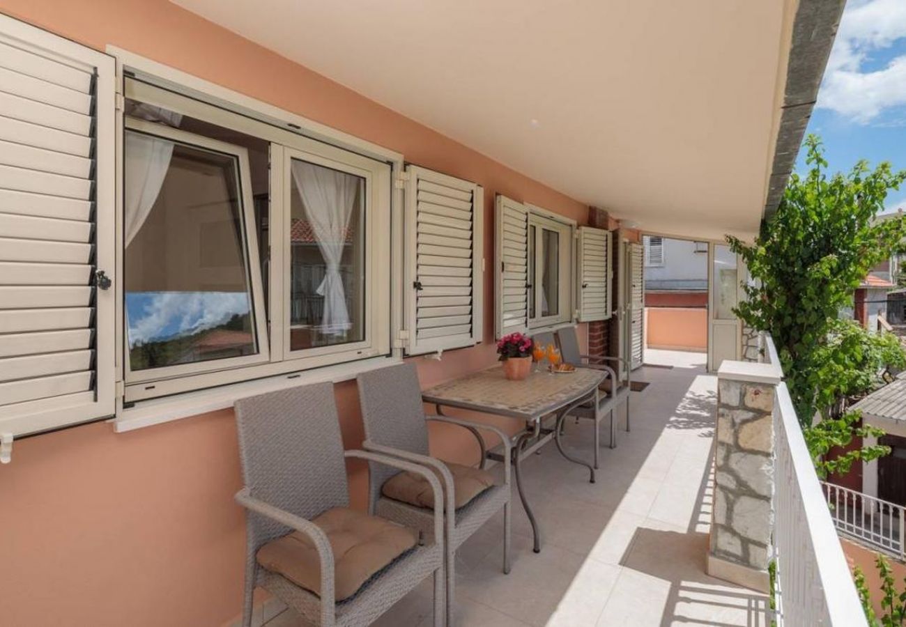 Appartement à Trogir - Appartement dans Trogir avec vue mer, Balcon, Climatisation, WIFI (5058-1)