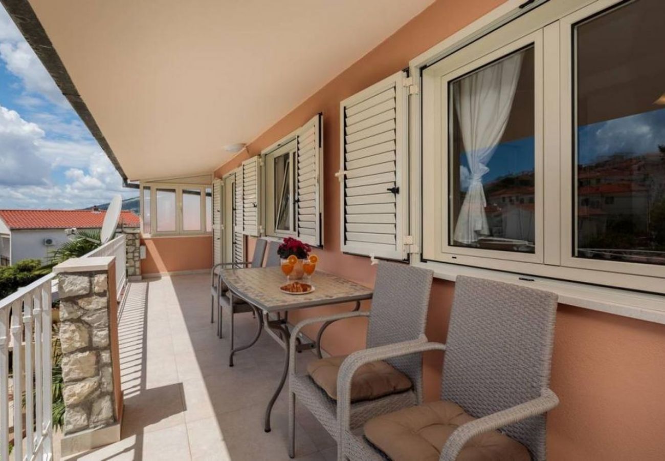 Appartement à Trogir - Appartement dans Trogir avec vue mer, Balcon, Climatisation, WIFI (5058-1)