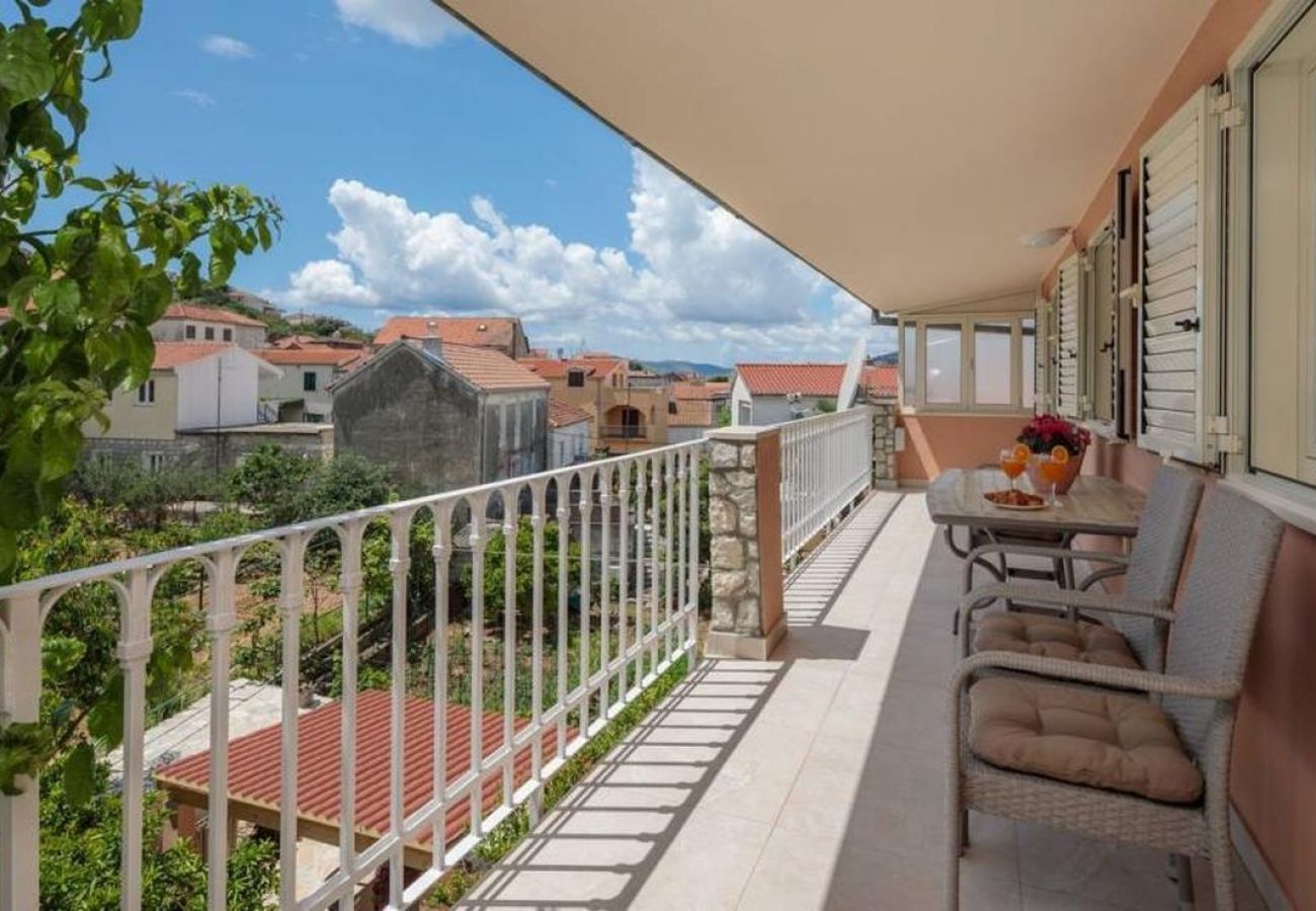 Appartement à Trogir - Appartement dans Trogir avec vue mer, Balcon, Climatisation, WIFI (5058-1)