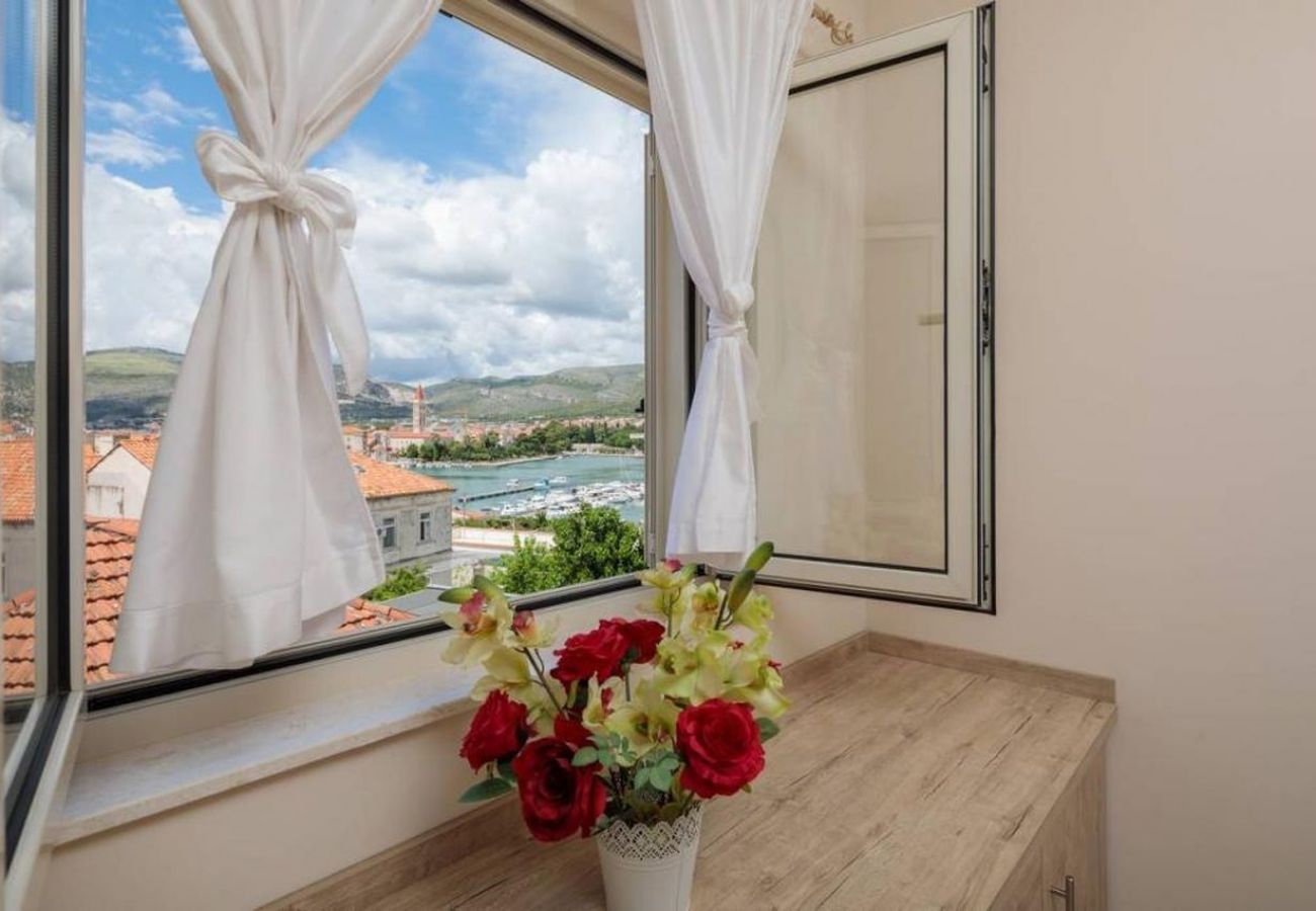 Appartement à Trogir - Appartement dans Trogir avec vue mer, Balcon, Climatisation, WIFI (5058-1)