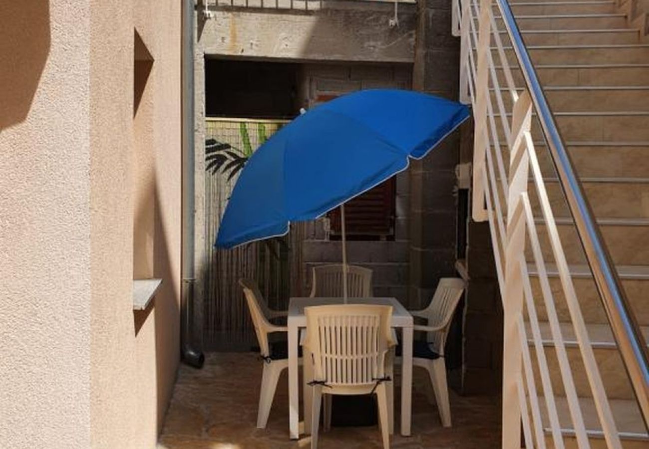 Appartement à Okrug Gornji - Appartement dans Okrug Gornji avec terrasse, Climatisation, WIFI, Machine à laver (5059-3)