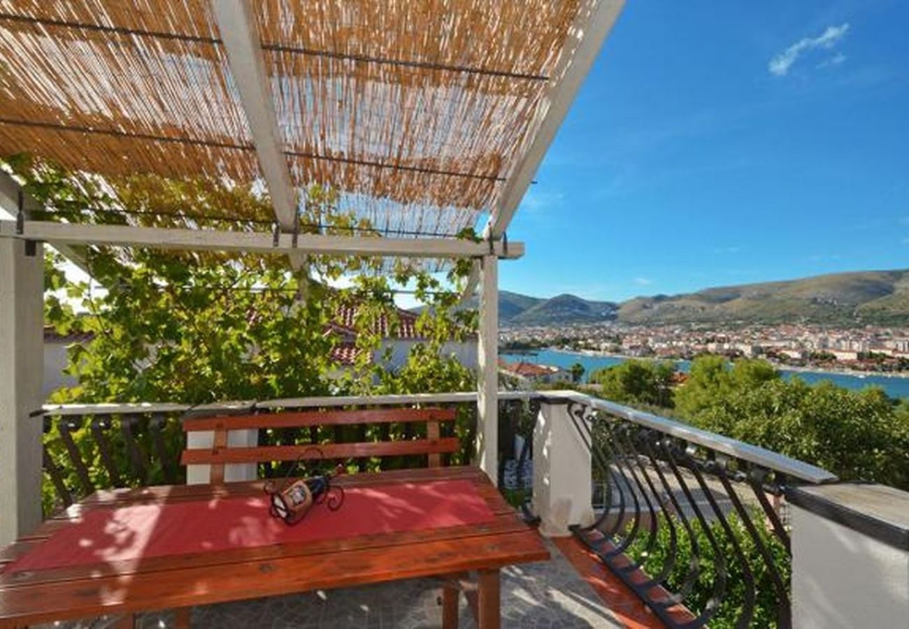 Appartement à Trogir - Appartement dans Trogir avec vue mer, terrasse, Climatisation, WIFI (5065-1)