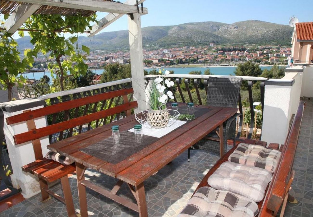 Appartement à Trogir - Appartement dans Trogir avec vue mer, terrasse, Climatisation, WIFI (5065-1)