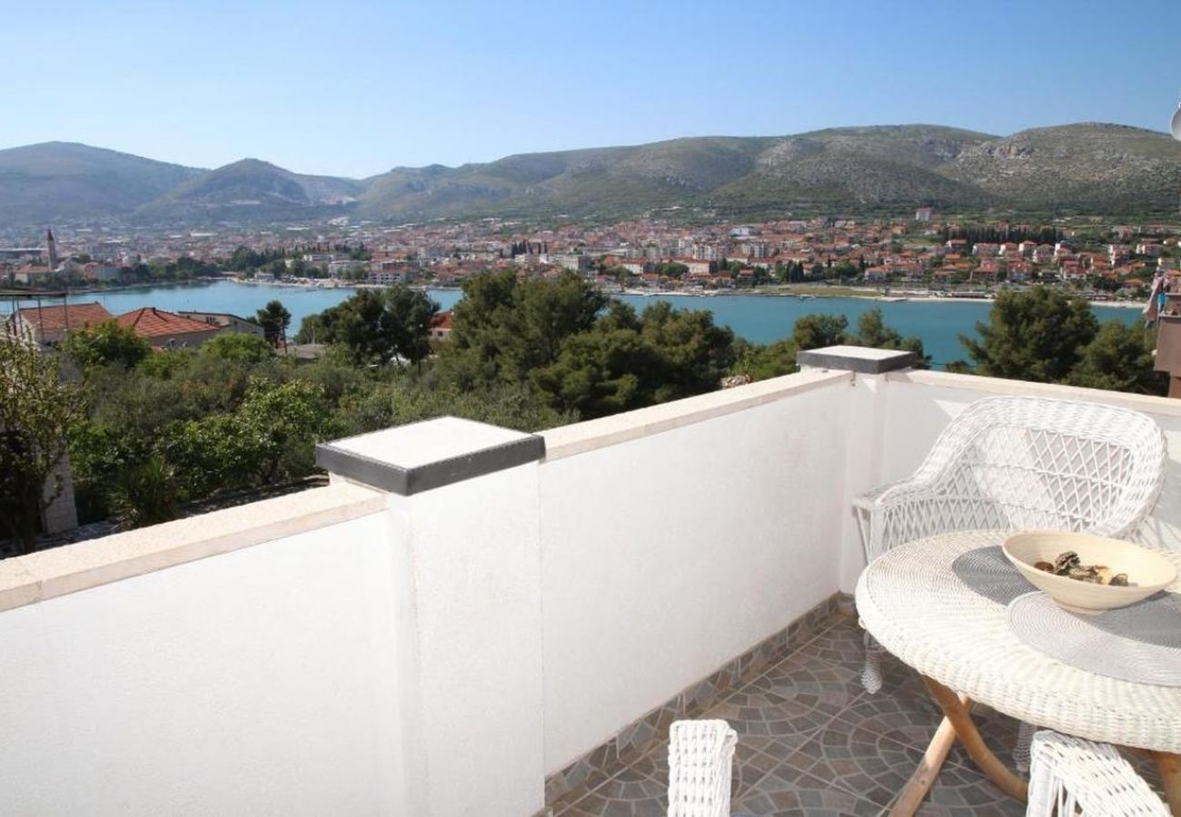 Appartement à Trogir - Appartement dans Trogir avec vue mer, terrasse, Climatisation, WIFI (5065-1)