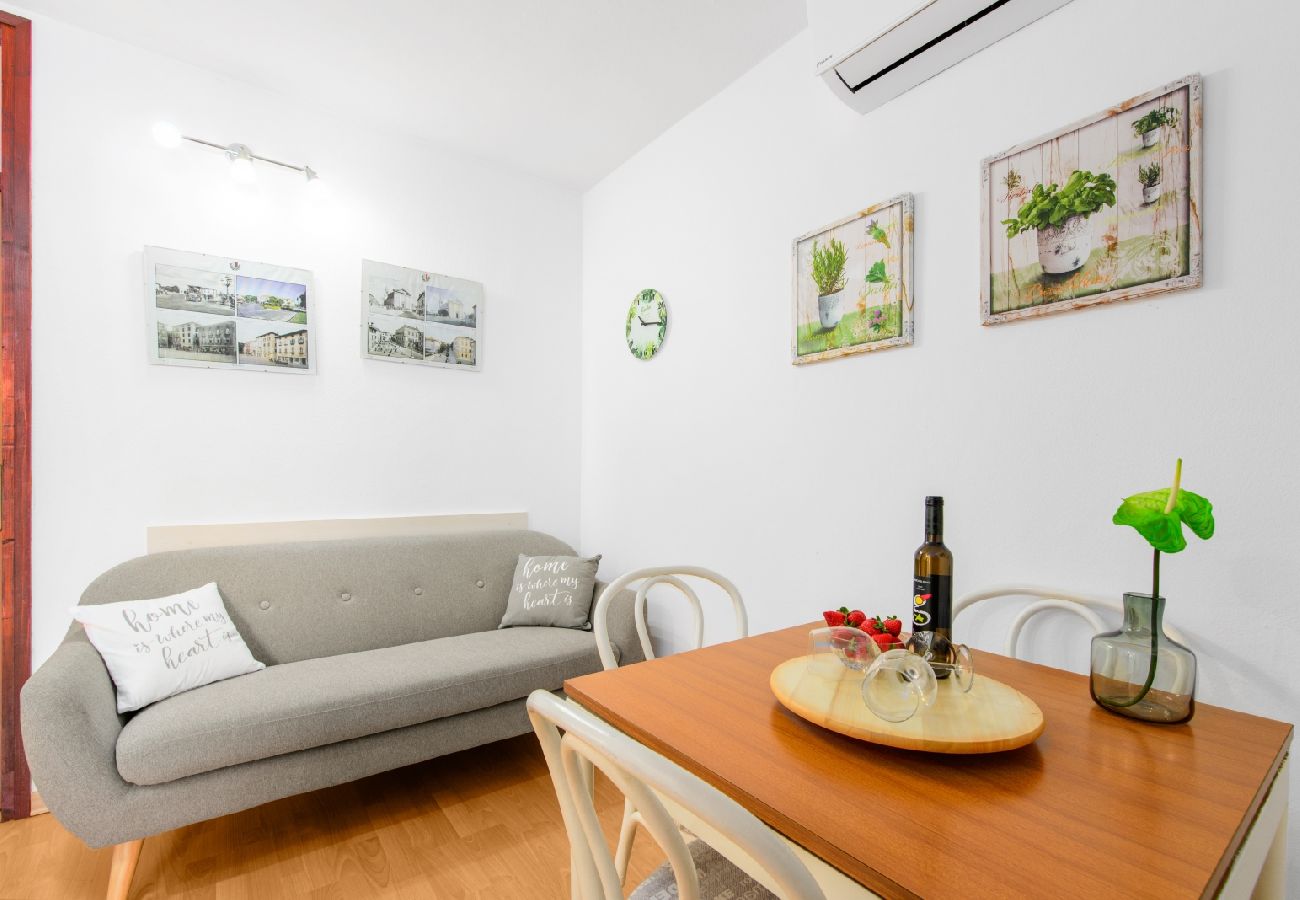 Maison à Porec - Maison de vacances dans Poreč avec terrasse, Climatisation, WIFI, Machine à laver (4928-11)