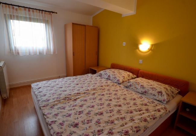 Appartement à Vrvari - Appartement dans Vrvari avec Balcon, Climatisation, WIFI, Machine à laver (664-1) Appartement à Vrvari - Appartement dans Vrvari avec Balcon, Climatisation, WIFI, Machine à laver (664-1)