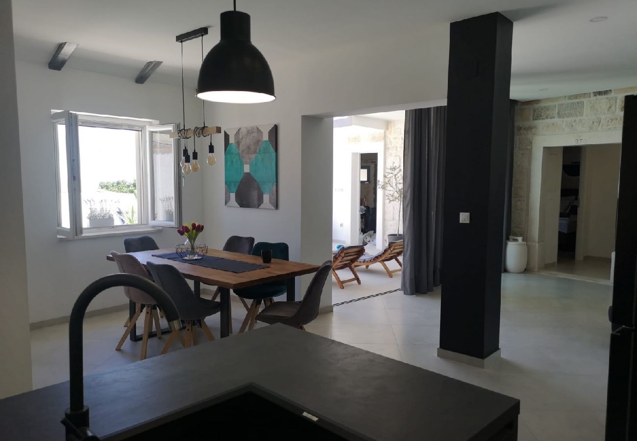Maison à Selca - Maison de vacances dans Selca avec terrasse, Climatisation, WIFI, Machine à laver (5094-1)