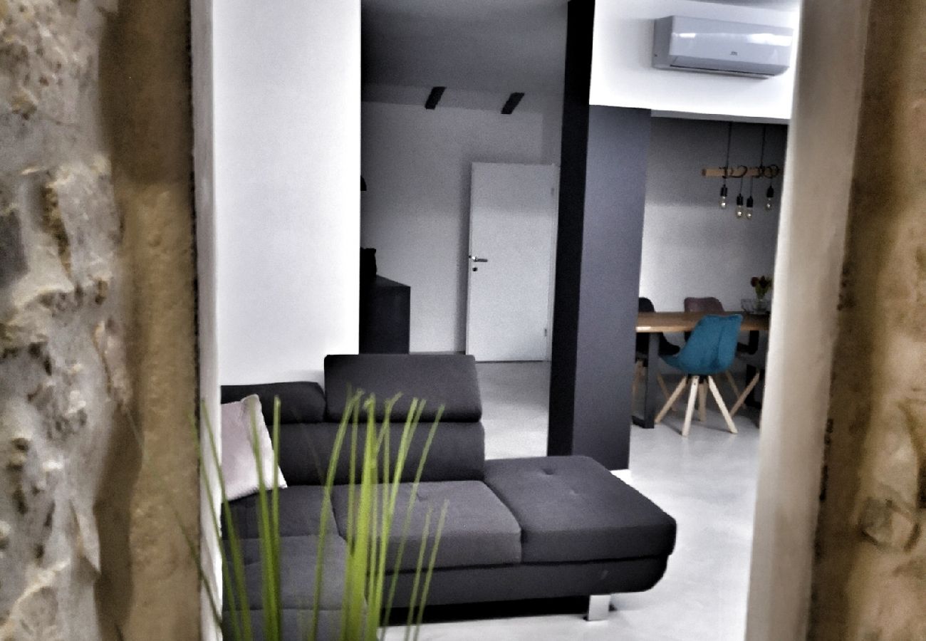 Maison à Selca - Maison de vacances dans Selca avec terrasse, Climatisation, WIFI, Machine à laver (5094-1)