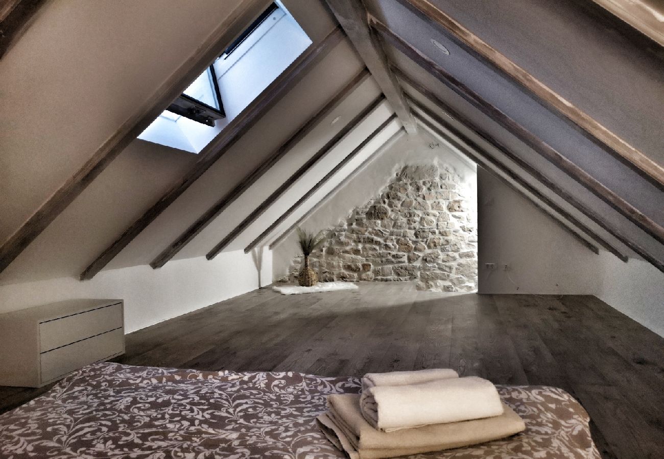Maison à Selca - Maison de vacances dans Selca avec terrasse, Climatisation, WIFI, Machine à laver (5094-1)