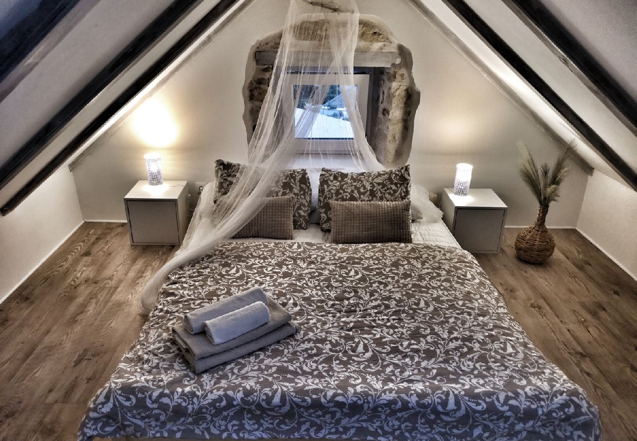 Maison à Selca - Maison de vacances dans Selca avec terrasse, Climatisation, WIFI, Machine à laver (5094-1)