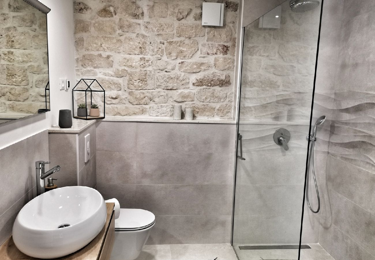 Maison à Selca - Maison de vacances dans Selca avec terrasse, Climatisation, WIFI, Machine à laver (5094-1)
