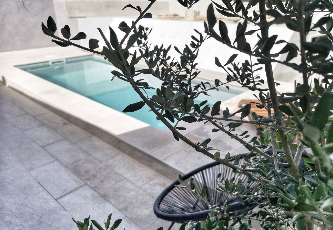 Maison à Selca - Maison de vacances dans Selca avec terrasse, Climatisation, WIFI, Machine à laver (5094-1)