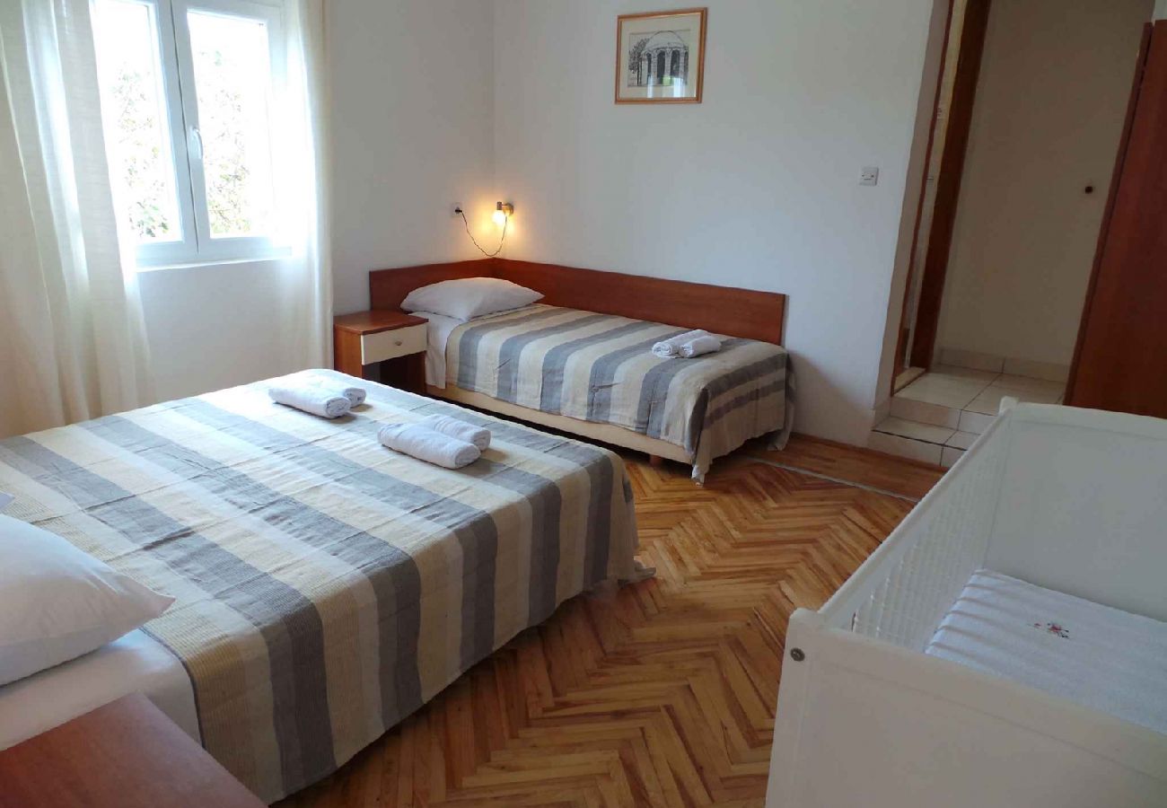 Appartement à Ljubac - Appartement dans Ljubač avec vue mer, Balcon, Climatisation, WIFI (809-2)