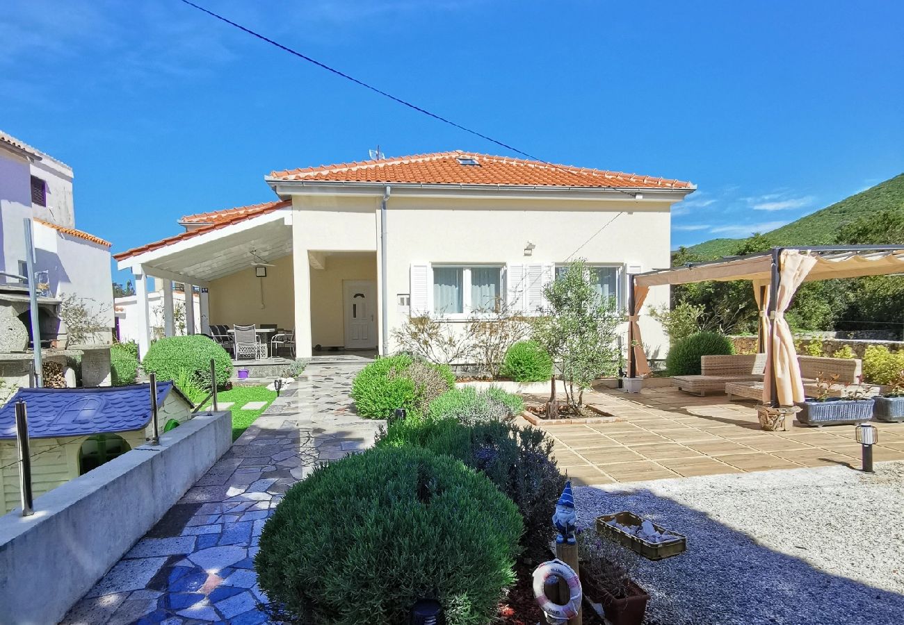 Maison à Ist - Maison de vacances dans Ist avec terrasse, Climatisation, WIFI, Machine à laver (5103-1)