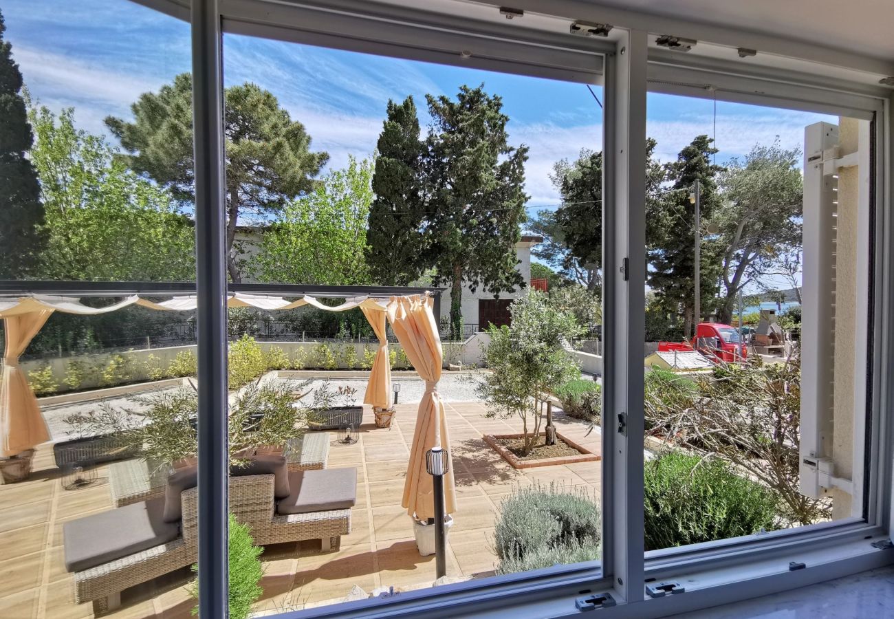 Maison à Ist - Maison de vacances dans Ist avec terrasse, Climatisation, WIFI, Machine à laver (5103-1)