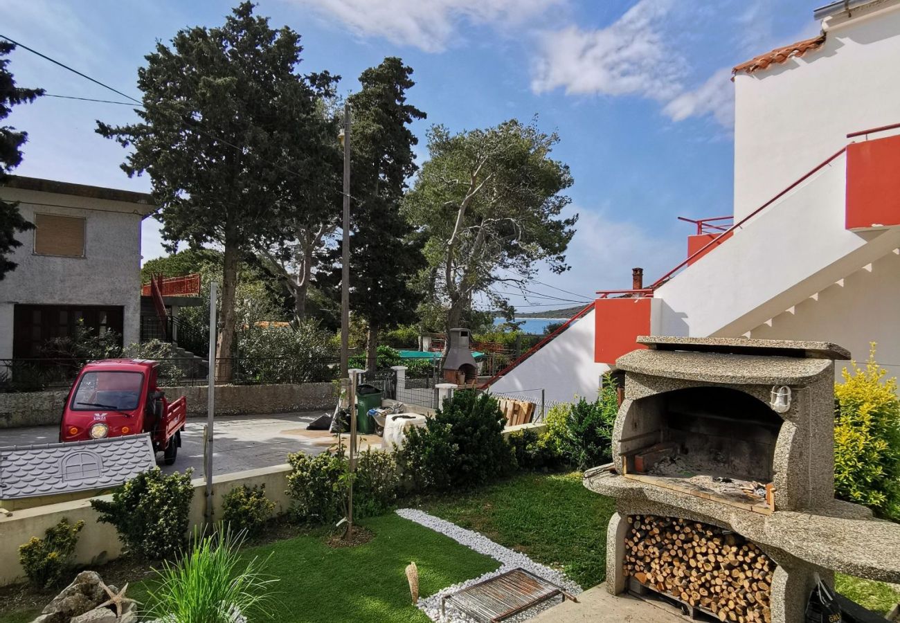 Maison à Ist - Maison de vacances dans Ist avec terrasse, Climatisation, WIFI, Machine à laver (5103-1)