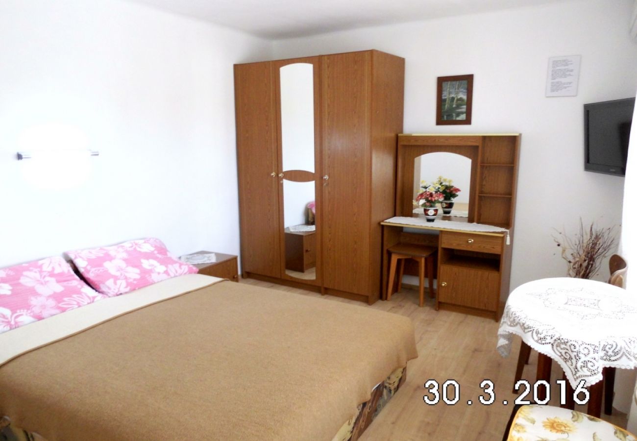 Chambres d'hôtes à Novi Vinodolski - Chambre dans Novi Vinodolski avec vue mer, terrasse, Climatisation, WIFI (3541-1)