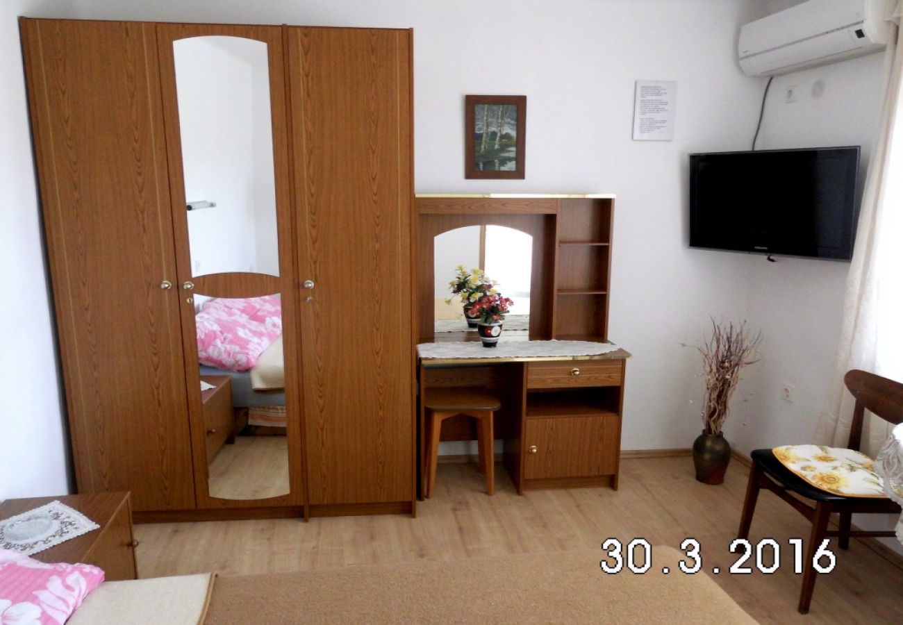 Chambres d'hôtes à Novi Vinodolski - Chambre dans Novi Vinodolski avec vue mer, terrasse, Climatisation, WIFI (3541-1)