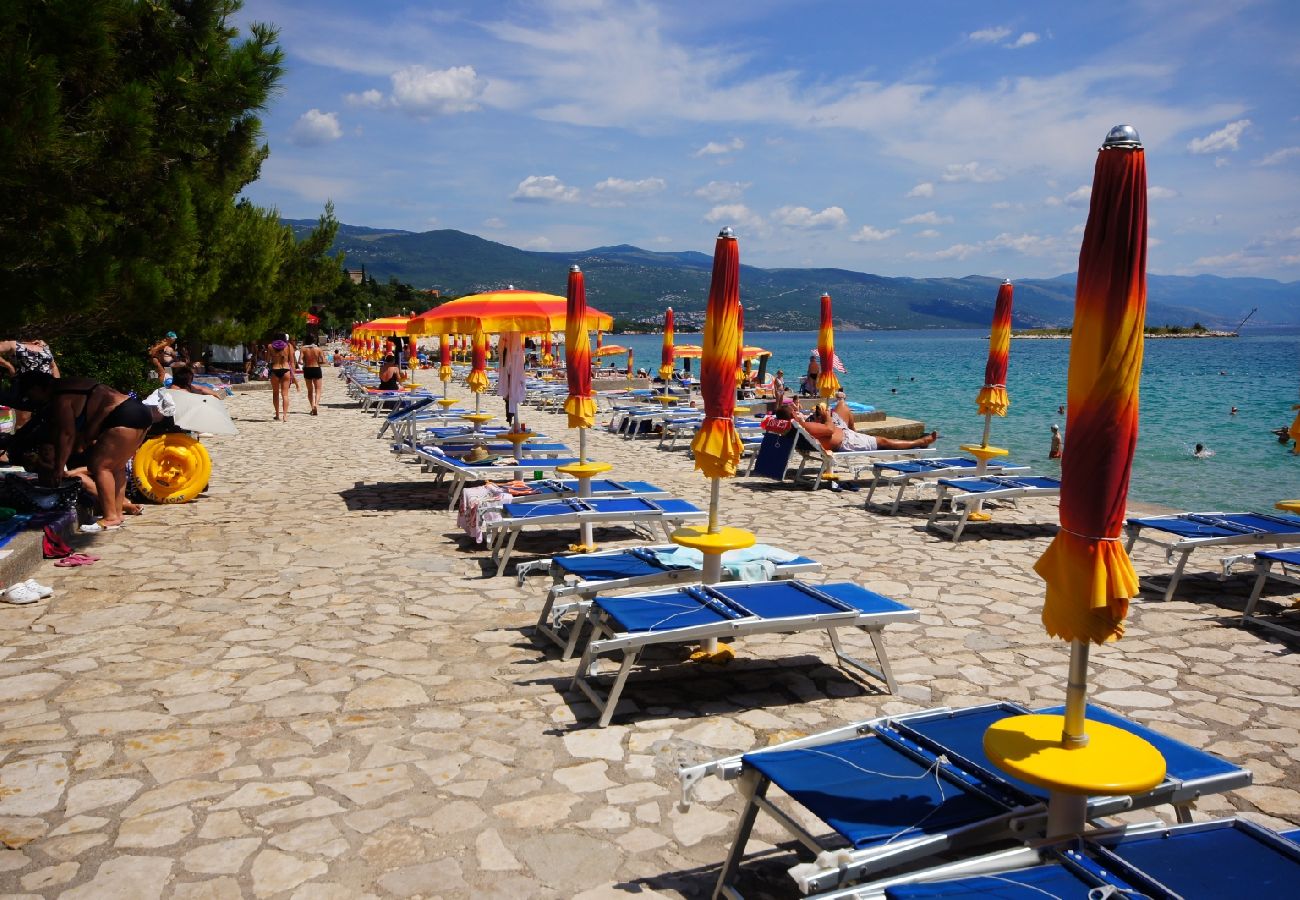 Chambres d'hôtes à Novi Vinodolski - Chambre dans Novi Vinodolski avec vue mer, terrasse, Climatisation, WIFI (3541-1)