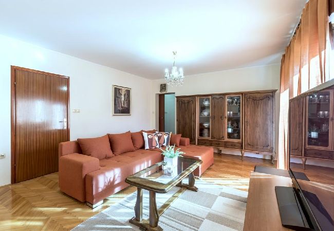 Appartement à Kaštel Novi - Appartement dans Kaštel Novi avec terrasse, Climatisation, WIFI, Machine à laver (5104-1) Appartement à Kaštel Novi - Appartement dans Kaštel Novi avec terrasse, Climatisation, WIFI, Machine à laver (5104-1)