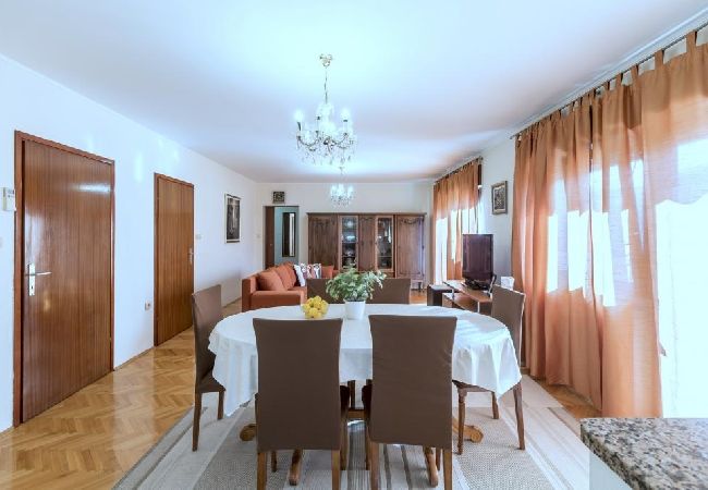 Appartement à Kaštel Novi - Appartement dans Kaštel Novi avec terrasse, Climatisation, WIFI, Machine à laver (5104-1) Appartement à Kaštel Novi - Appartement dans Kaštel Novi avec terrasse, Climatisation, WIFI, Machine à laver (5104-1)