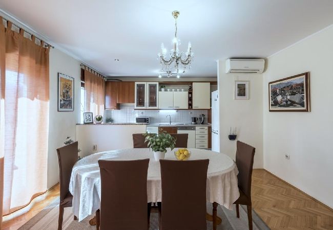 Appartement à Kaštel Novi - Appartement dans Kaštel Novi avec terrasse, Climatisation, WIFI, Machine à laver (5104-1) Appartement à Kaštel Novi - Appartement dans Kaštel Novi avec terrasse, Climatisation, WIFI, Machine à laver (5104-1)