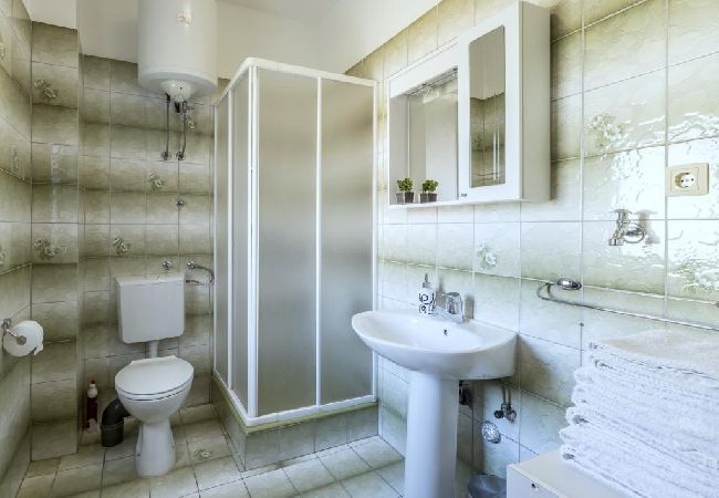 Appartement à Kaštel Novi - Appartement dans Kaštel Novi avec terrasse, Climatisation, WIFI, Machine à laver (5104-1) Appartement à Kaštel Novi - Appartement dans Kaštel Novi avec terrasse, Climatisation, WIFI, Machine à laver (5104-1)