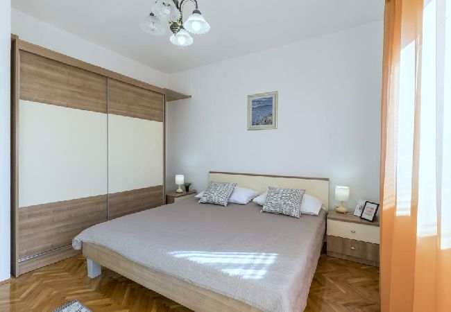 Appartement à Kaštel Novi - Appartement dans Kaštel Novi avec terrasse, Climatisation, WIFI, Machine à laver (5104-1) Appartement à Kaštel Novi - Appartement dans Kaštel Novi avec terrasse, Climatisation, WIFI, Machine à laver (5104-1)